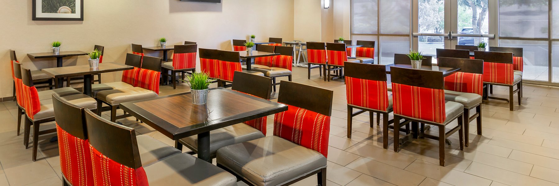 Dining at Comfort Suites Glendale